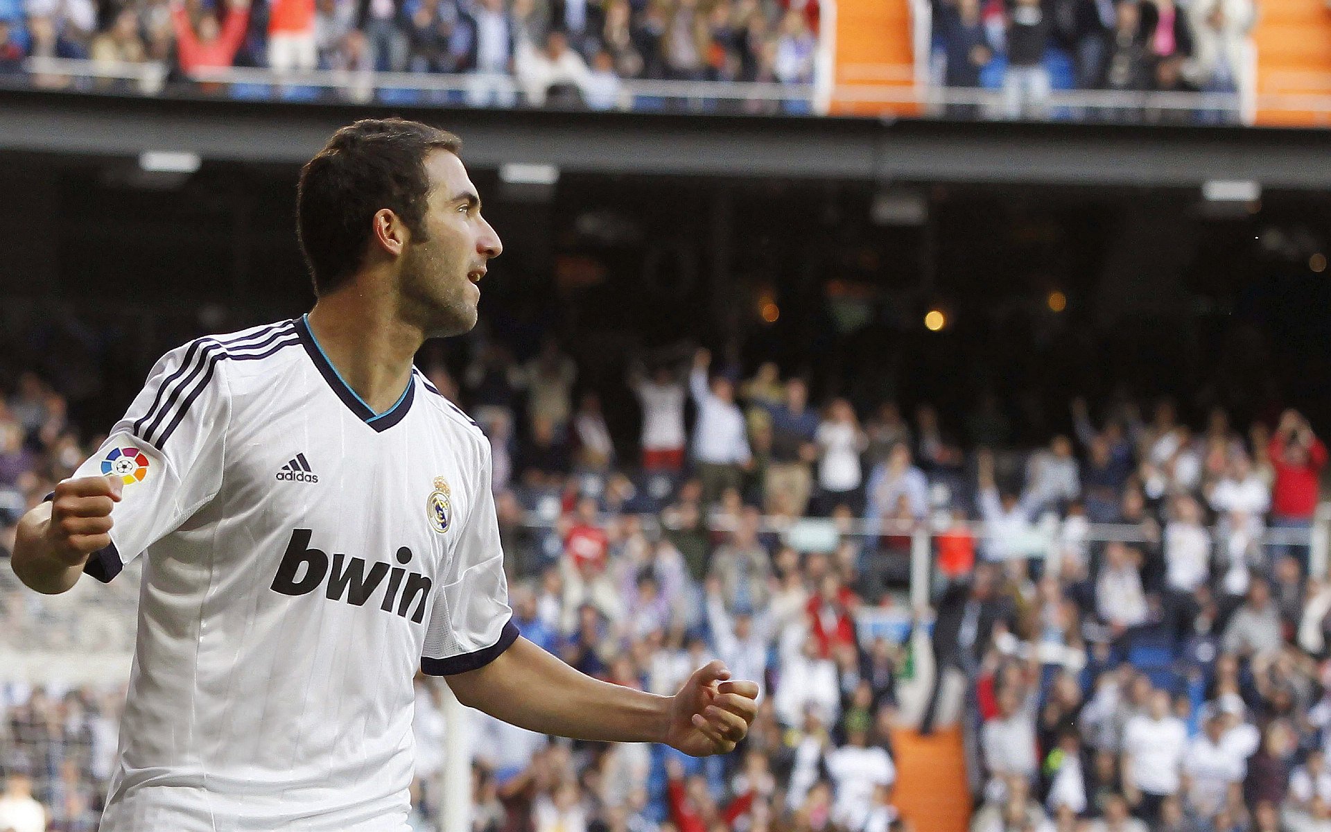 开云品牌-皇马后防线严阵以待,力保客场不败,皇马历史最佳后防线