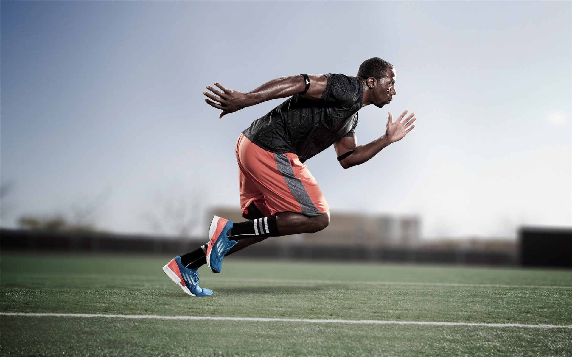 开云官方-惊险超车：勇敢的一瞬间成就冠军，惊险时速